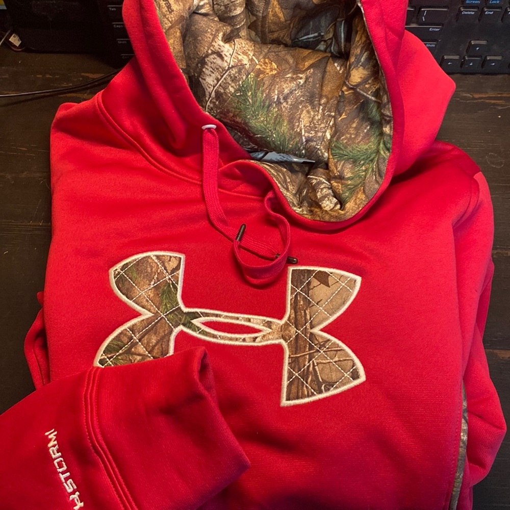 Under Armour woman’s hoodie, Bright pink with Realtree  accents/hood liner